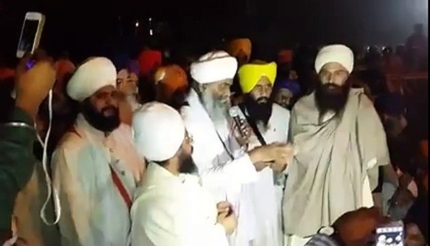 Sikh preacher giving blood to badal (2)