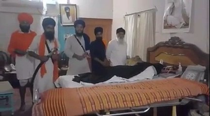 Bapu Surat Singh nu pòlice chakk ke le gyee