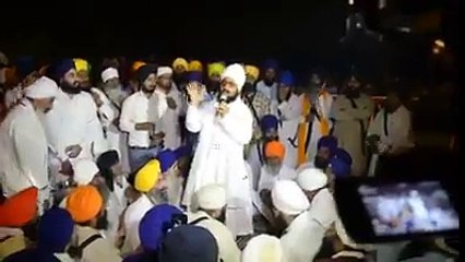 Sikh preachers give blood to badal govt (2)