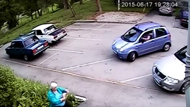 Женщина паркуется.Прикол