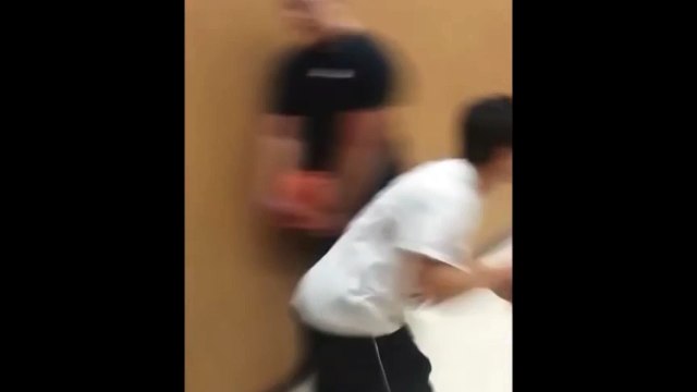 Se sube por las paredes y hace un mate increíble