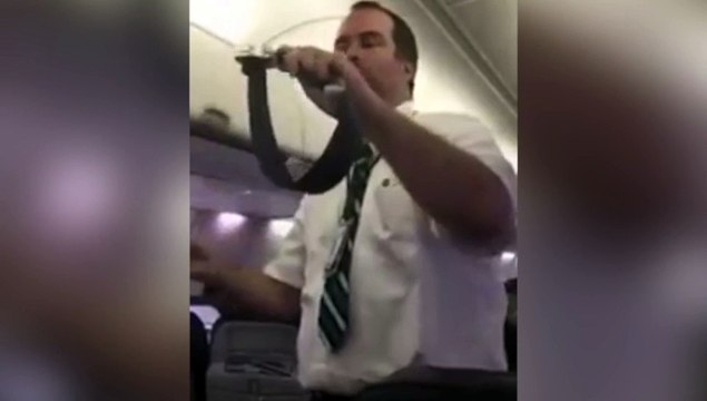 Asistente de vuelo y sus cómicas medidas de seguridad