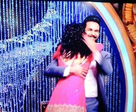 Shahid ne kiya Shanaya ke saath Dance aur diya tightlly Hug - 16 August 2015 - Jhalak Dikhla Jaa Reloaded