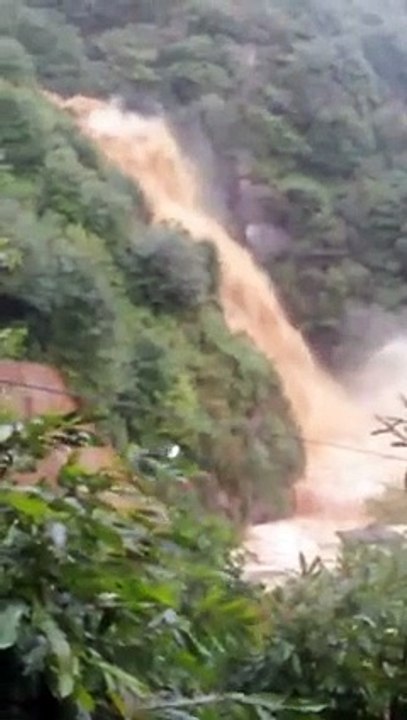 Çayeli Ağaran Şelalesi Yağan Yağmur Sonrası Taştı!