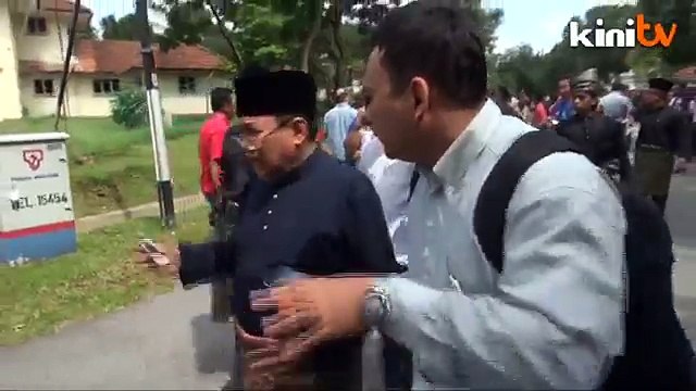 PERKASA dan JATI tampal nota bantahan di kedutaan Vatican