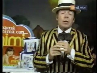 el tio johnny toma el vaso con leche.