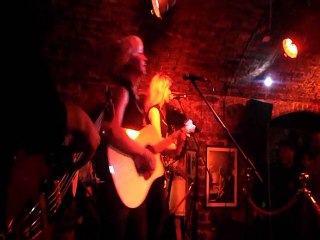 The MonaLisa Twins at The Cavern - That's Alright Mama