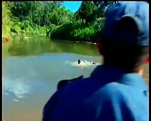 Pai desesperado tenta se matar após ter filha afogada por cobra gigante.flv