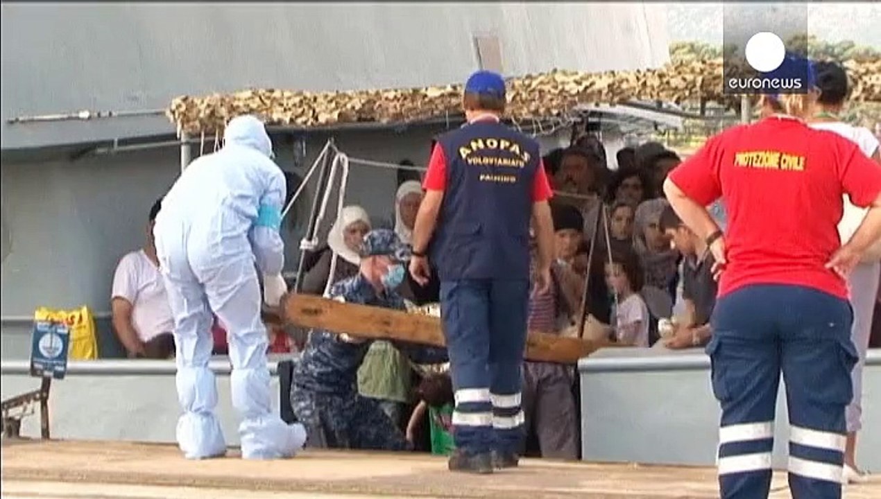 400 von 700 geretteten Bootsflüchlingen Sizilien angekommen