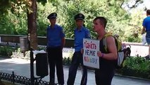 Des militants protestent contre l'interdiction de la Gay Pride en Ukraine