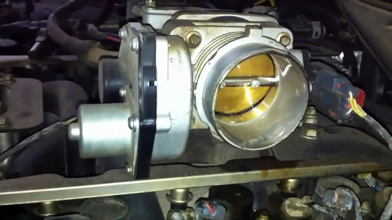 2010طريقة تنظيف ثروتل بدي وثلاجة مكينة فورد جراند ماركيز