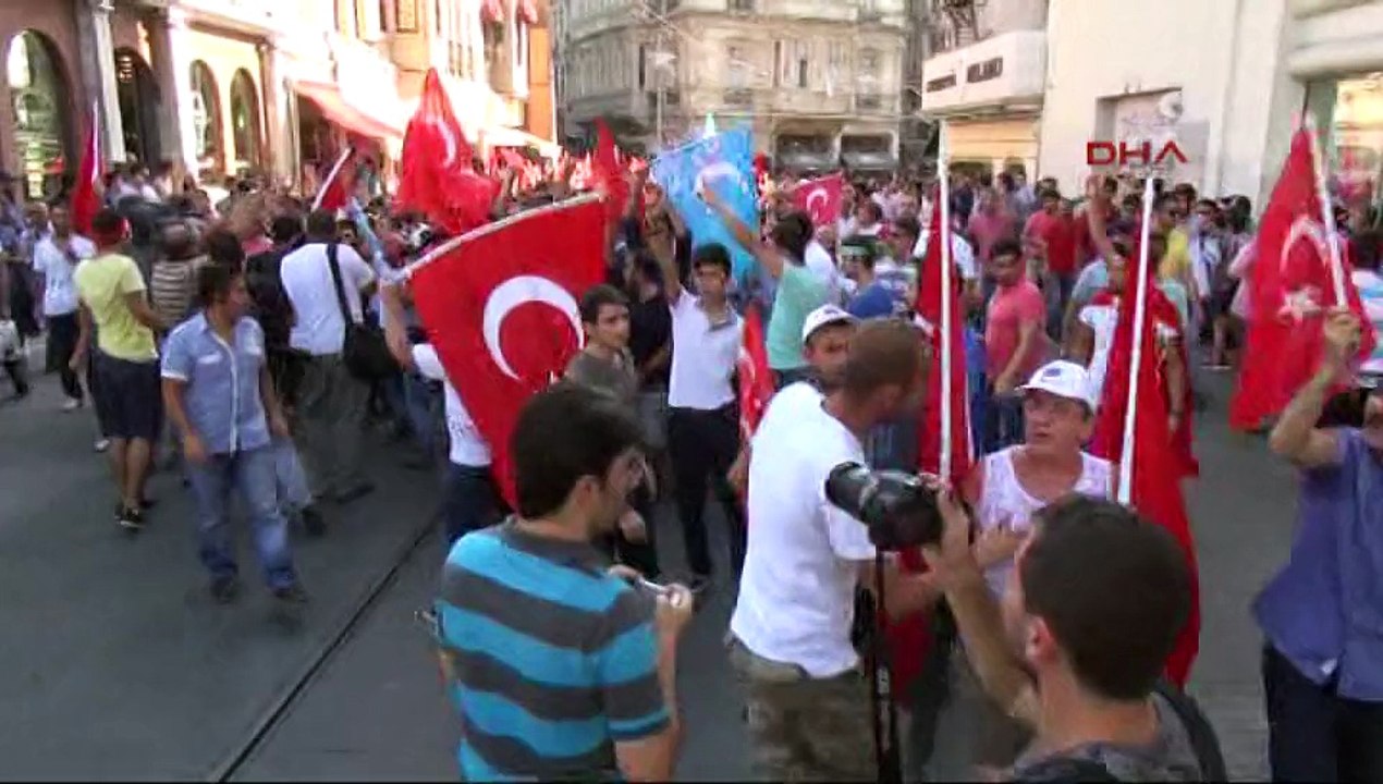 Beyoğlu'nda 'Şehitler için ayağa kalkıyoruz' yü...