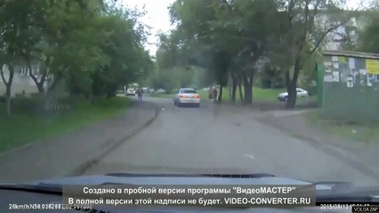 Un automobiliste freine brusquement lorsqu'un enfant traverse la rue