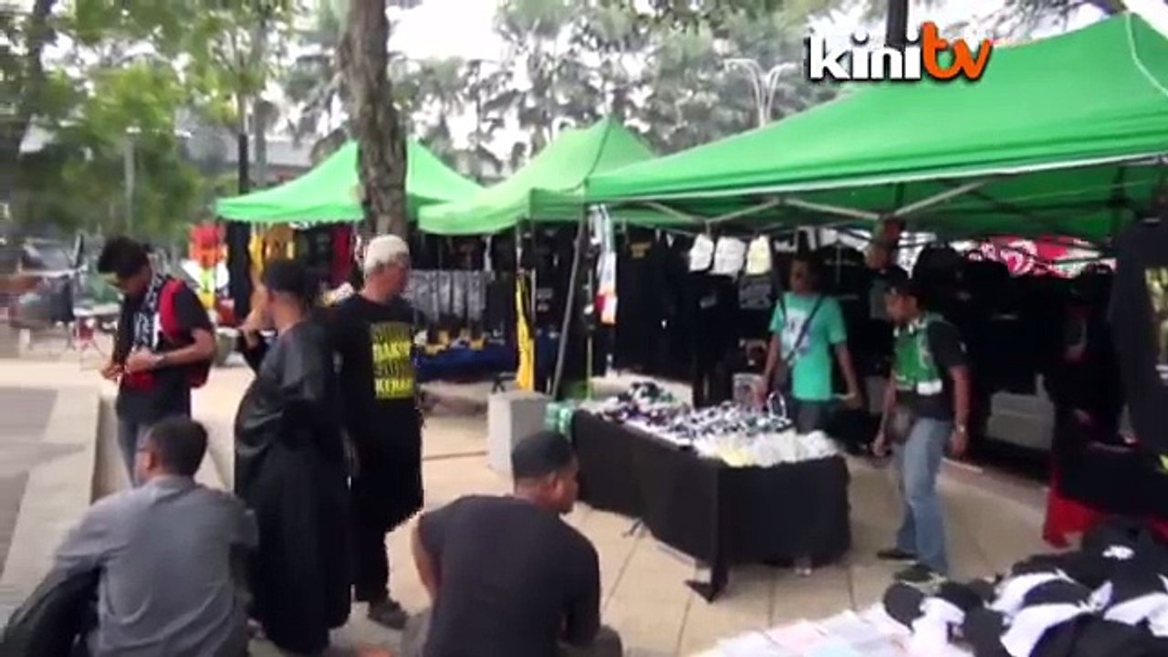 Black 505 (1pm-2pm): Masjid Negara: Crowd to march to Padang Merbok after Zuhur