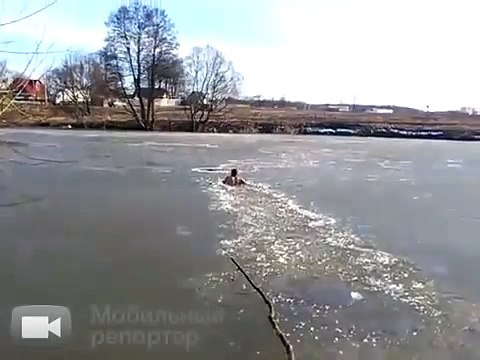 Парень спасает собаку из ледяного плена!Жесть!
