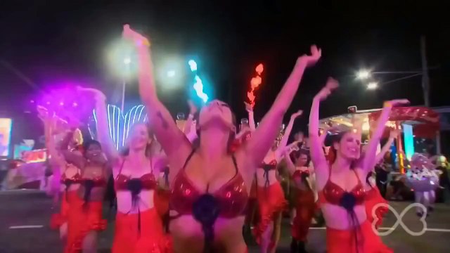 Kissing Hot Girls at Mardi Gras 2015