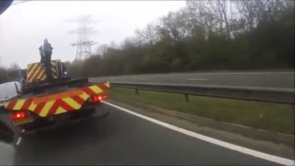Ce chauffeur poids lourd met un motard par terre