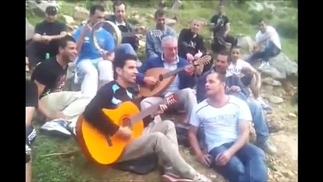 Kabylie un groupe d'artiste qui chante avec la music de Idir magnifique