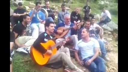 Kabylie un groupe d'artiste qui chante avec la music de Idir magnifique