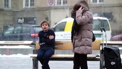 ¿Qué harías si ves a un niño congelándose de frío? Un video lo muestra