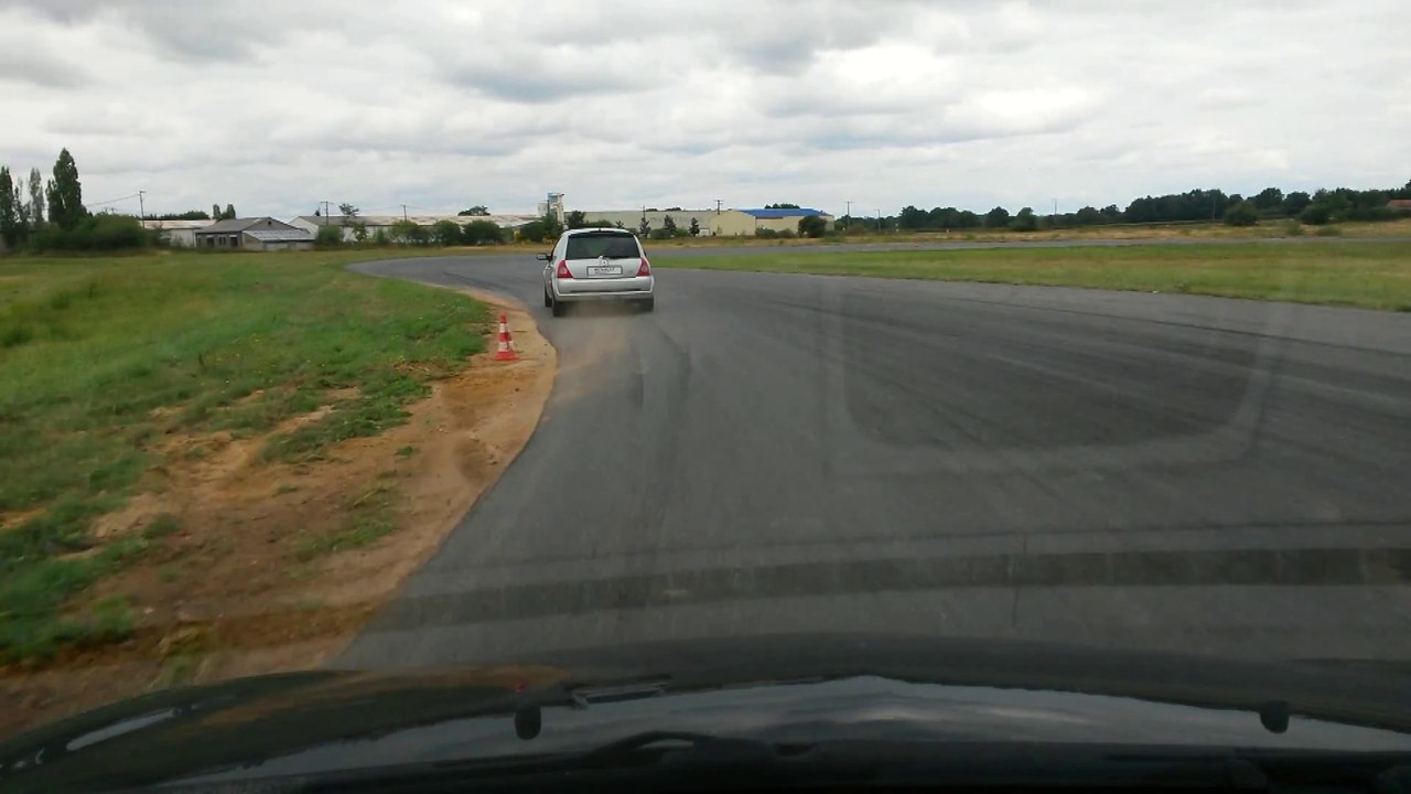 A la poursuite de Cyril (Circuit de Lurcy-Lévis/Clio RS)