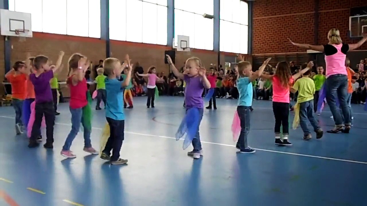 danse des grands de la maternelle a la fête de l'ecole (juin 2013)