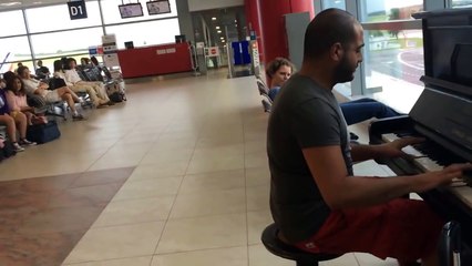 Toca 'Para Elisa' de Beethoven mientras espera el vuelo