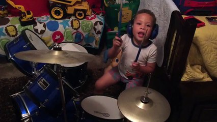 Niño toca batería antes de irse a dormir