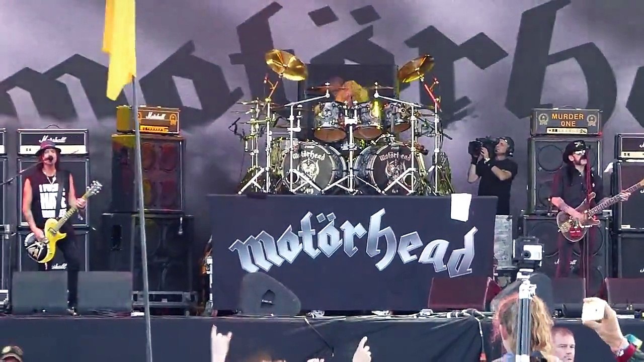 Motorhead - Overkill - Pyramid Stage - Glastonbury Festival 2015 (new song: Overspades)