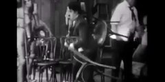 Los mejores gags de Charles Chaplin: recogiendo sillas
