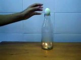 ¿Cómo meter un huevo duro en una botella?