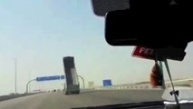 Un camion benne se déplie sur l'autoroute et explose les panneaux !