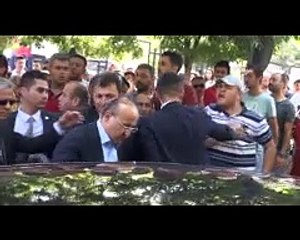 Şehit cenazesinde Yalçın Akdoğan'a pet şişeli protesto