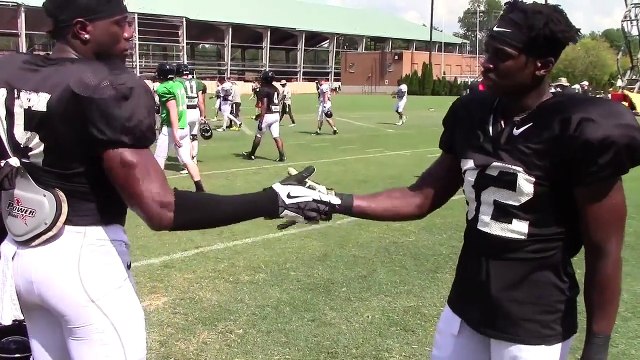 Un joueur de foot US a de nombreux checks avec ses coéquipiers !! Wake Forest 2015