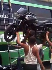 Kafasında Motorsiklet Taşıyan Adam