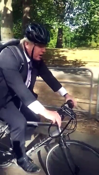 Мэр Лондона Борис Джонсон едет на работу на велосипеде