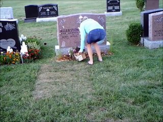Une femme vole les fleurs décorant une tombe au Canada