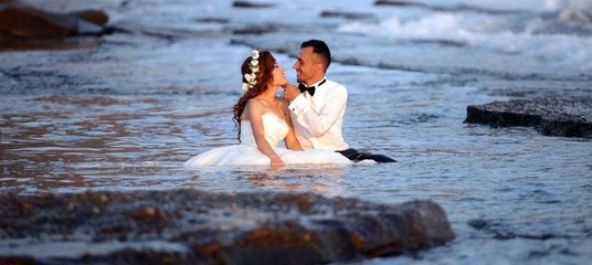 Düğün fotoğrafı için denize girdiler
