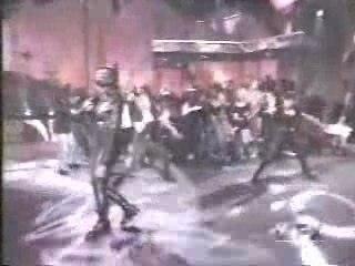 Mary J Blige Performs Reminisce