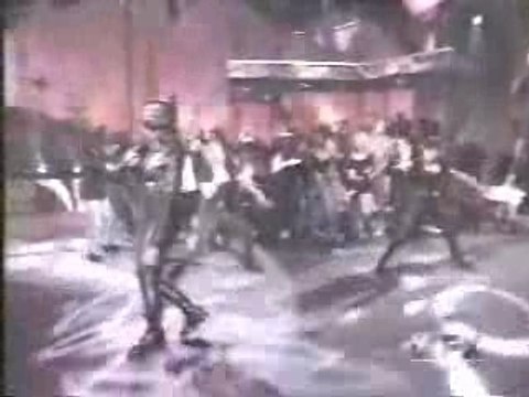 Mary J Blige Performs Reminisce