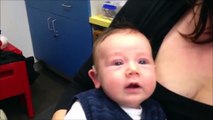 İşitme cihazıyla ilk defa duyan bebek
