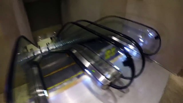 ¿Será capaz este tipo de esquiar por unas escaleras mecánicas?