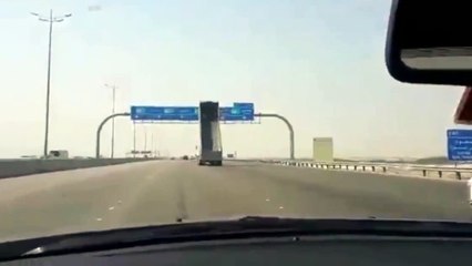 Tải video: Camión se lleva por delante señal de autopista