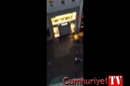 İstiklal Caddesi'nin ortasında tekme tokat polis dayağı