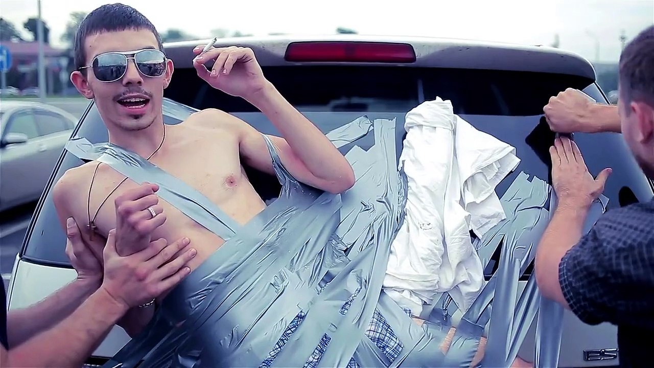 Un russe débile se fait scotcher sur un coffre de voiture