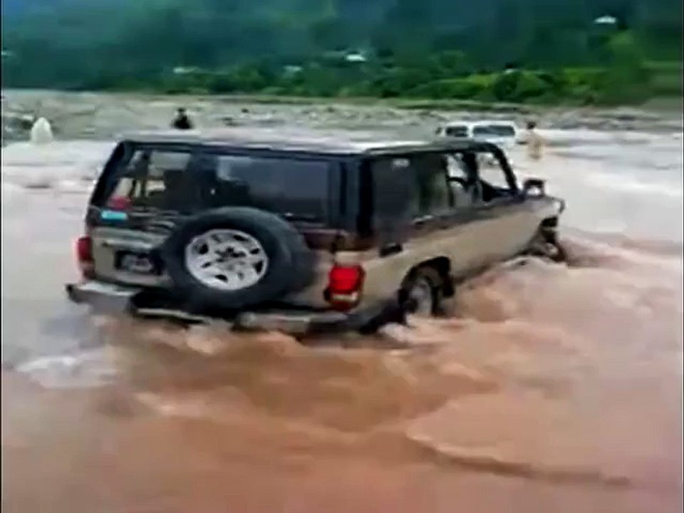 Imran Khan In Flood Water Very Brave and Stoped Because A Leader Is A Role Model