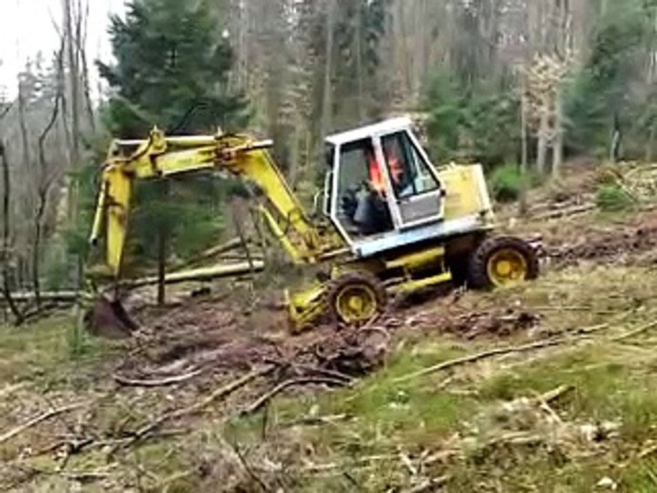 Forstarbeiten mit Bagger am Hang Teil 1