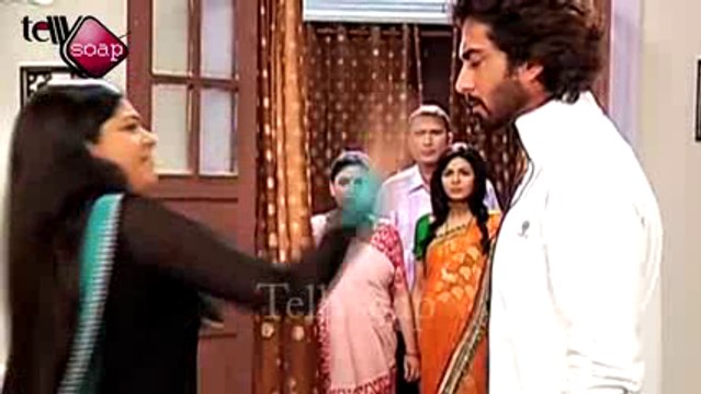 Suhani Ne Sabke Saamne Rohan Ko Maara Thappad - 17 August 2015 - Suhani Si Ek Ladki