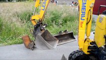 800kg graafmachine van Lemerij Verhuur bij basisschool de Vonder Borne