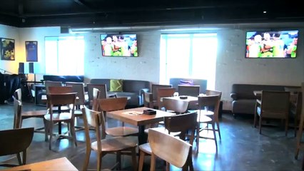 Keren Saat Mike Lewis Jadi Bartender